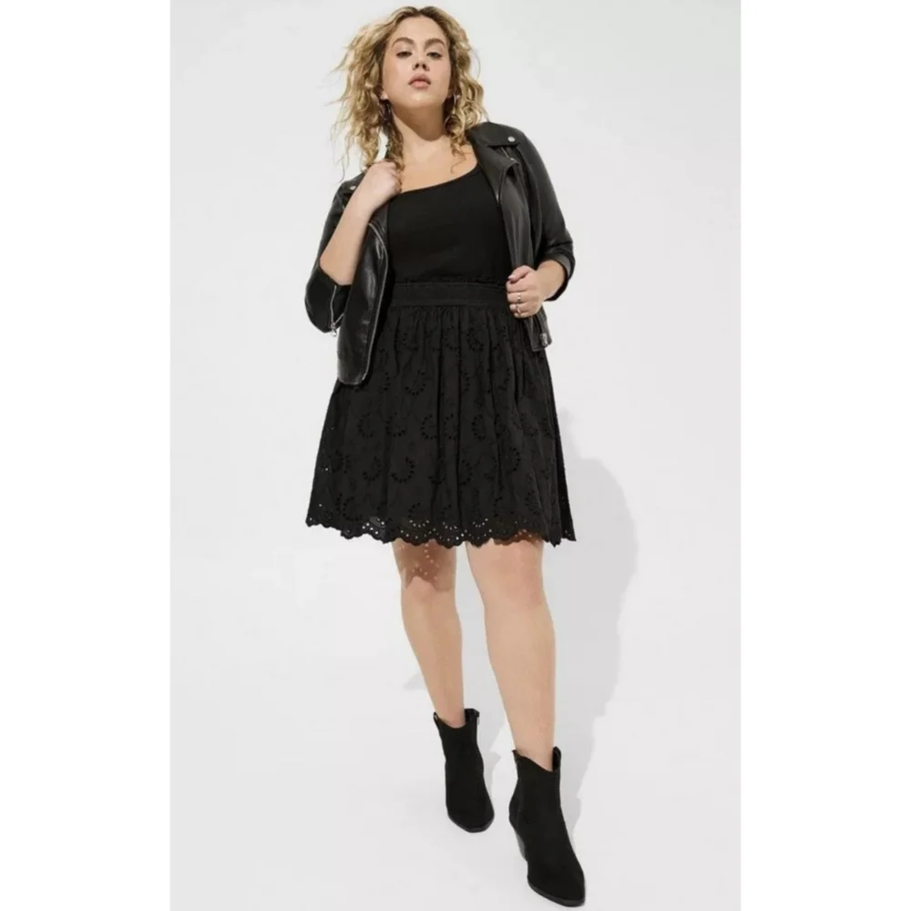 NWT Torrid Black Embroidered Cotton Smocked Ruffle Skirt Size 1 - Picture 3 of 9